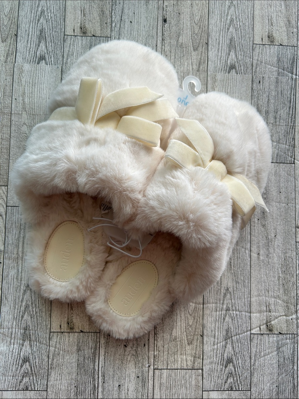 Auden bow slippers size L